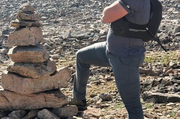一男子被登山杖刺穿，苦撑走出大山求救